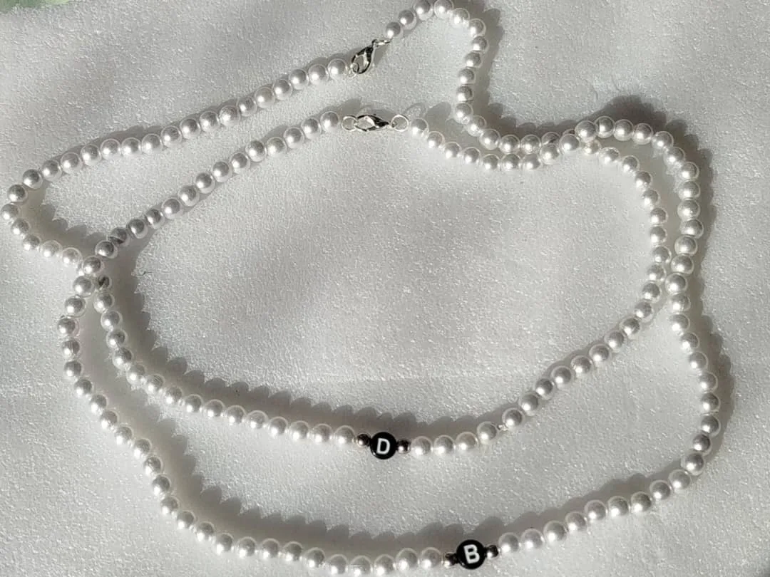 Collares de perlas con inicial