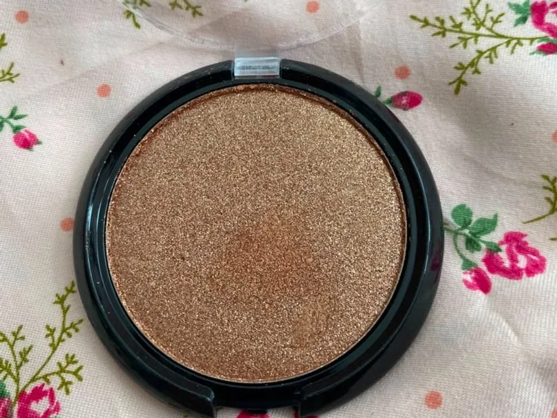 Iluminador en polvo compacto