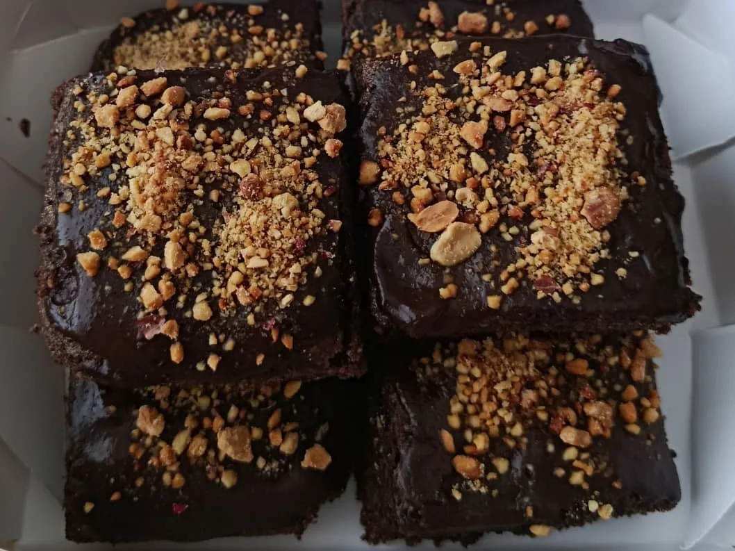 Brownie tradicional de maní con cobertura de chocolate