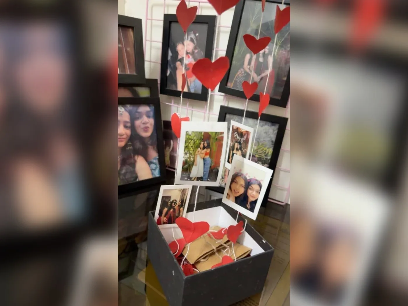 Caja de 10x10 cm con corazones y polaroids colgantes