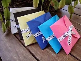 Sobres con decoración de cinta