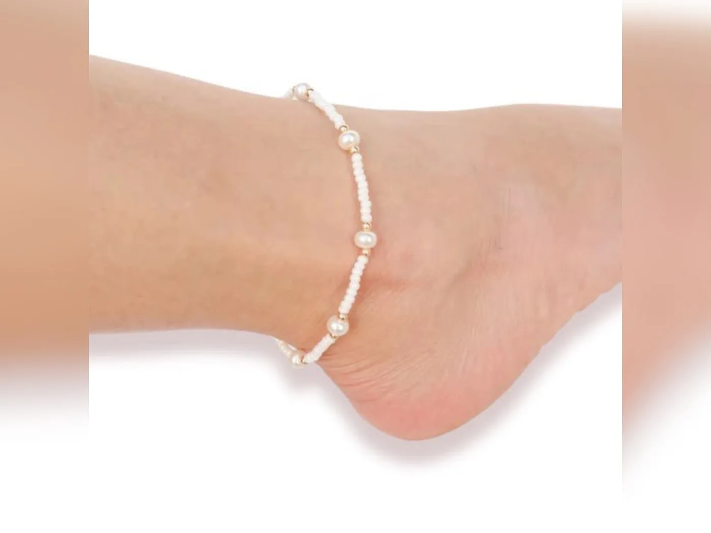Tobillera de perlas blancas