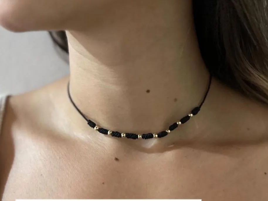Collar de nudos y borlas