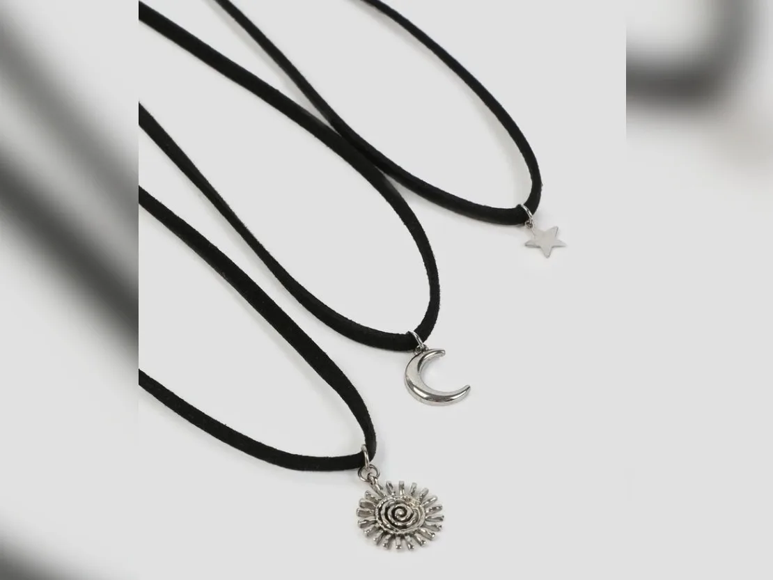 Collares de cordel negro y dije