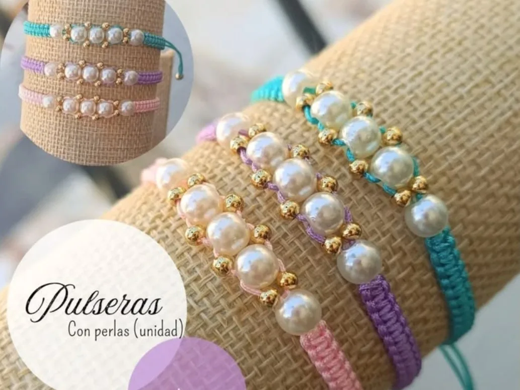 Pulseras tejidas con perlas blancas