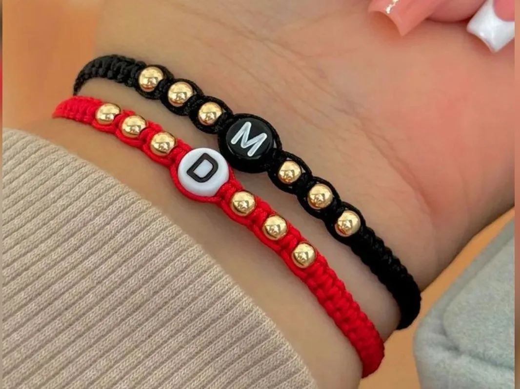 Juego de pulseras tejidas con iniciales