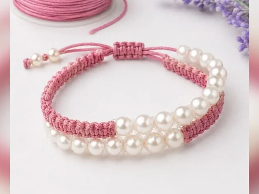 Pulsera doble de tejido y perlas blancas