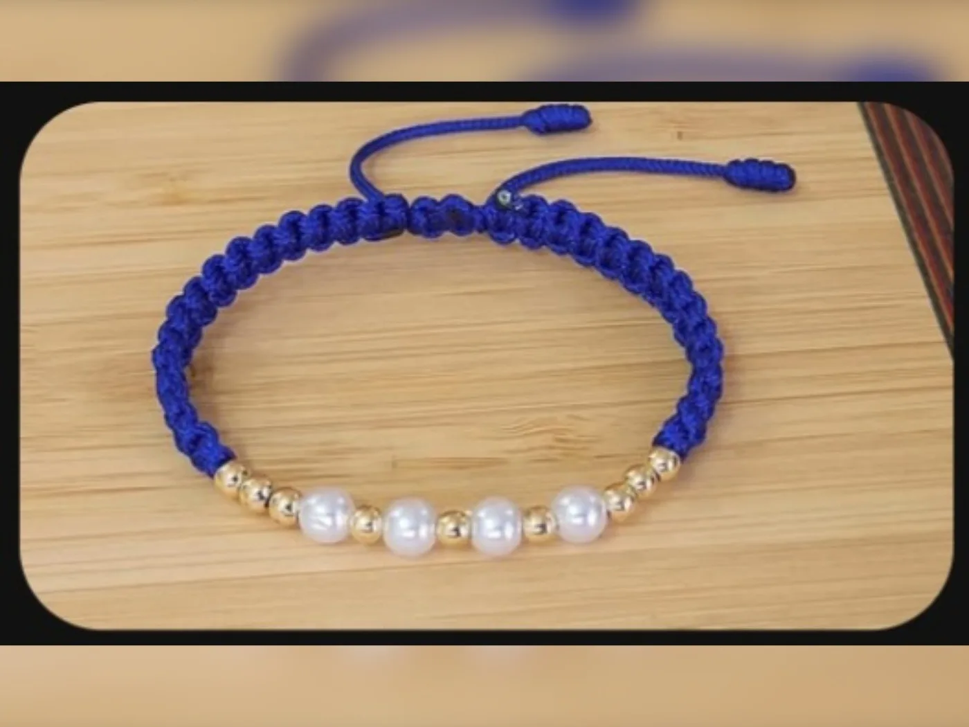 Pulsera tejida con detalles de perlas