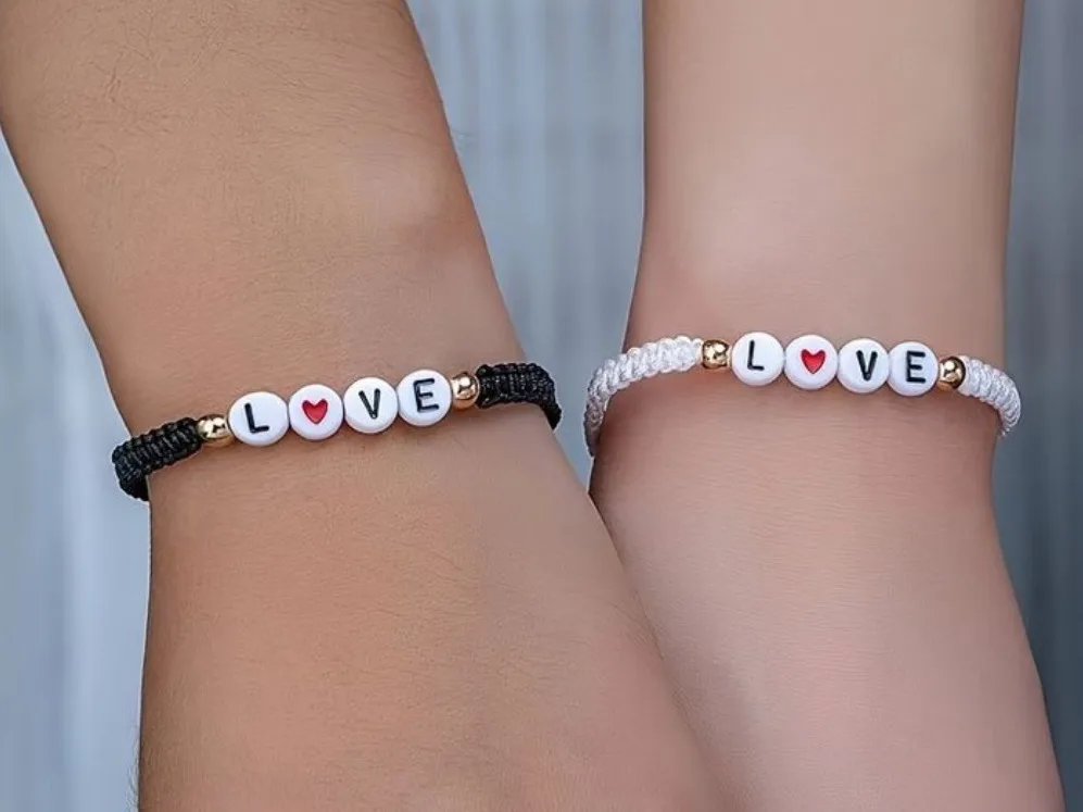 Pulseras LOVE tejidas