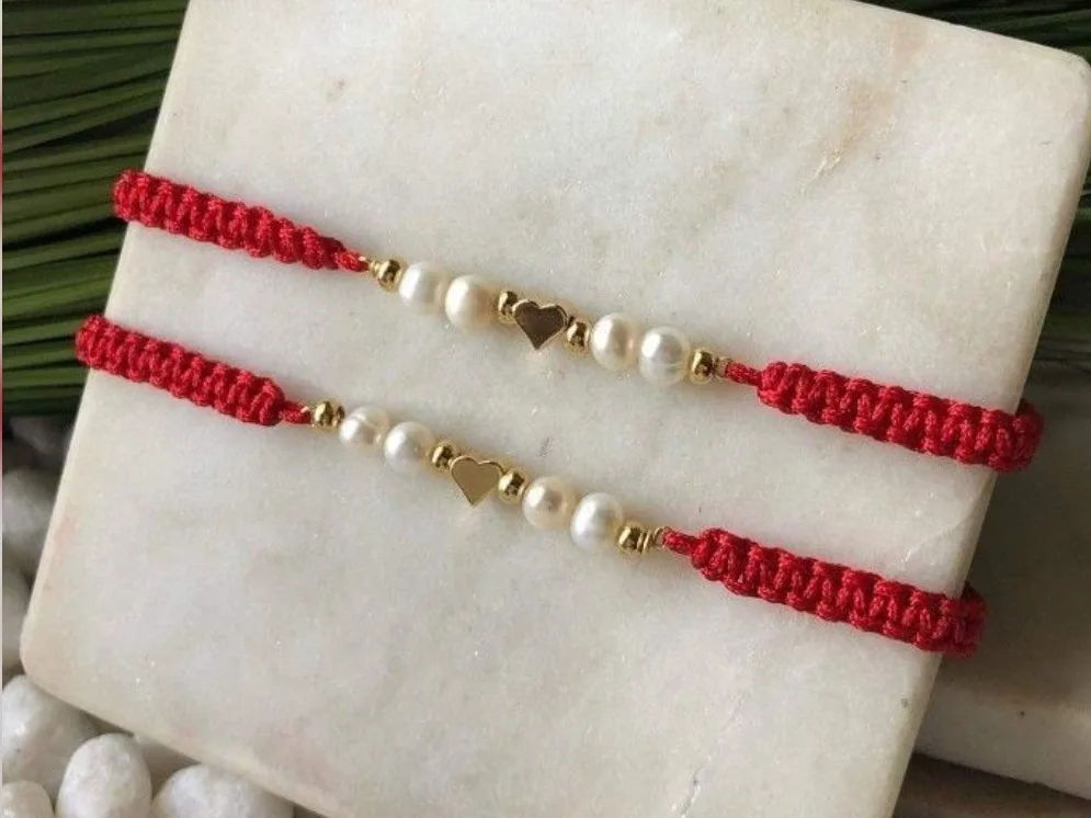 Pulseras tejidas con corazón y perlas