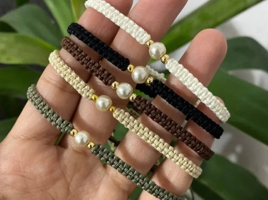 Pulseras tejidas con detalle de perla
