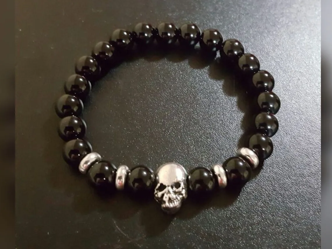 Pulsera de perlas negra y conector de calavera
