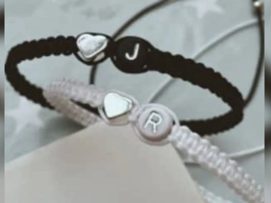 Pulseras tejidas con corazón e inicial
