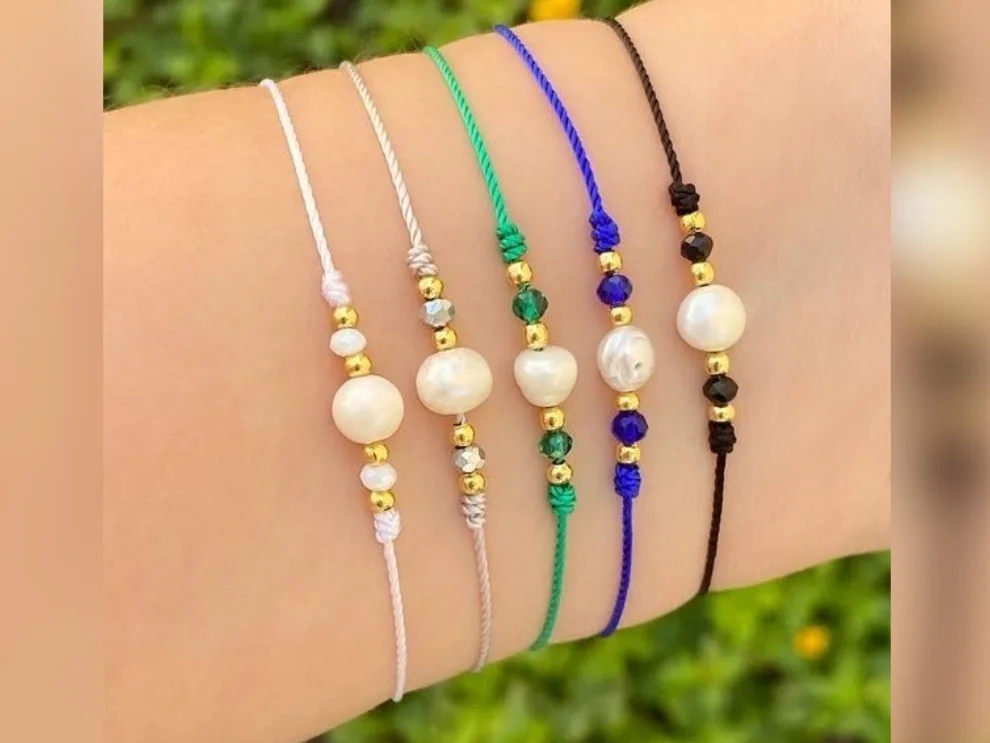 Pulseras de hilo sencillo y detalle de perla