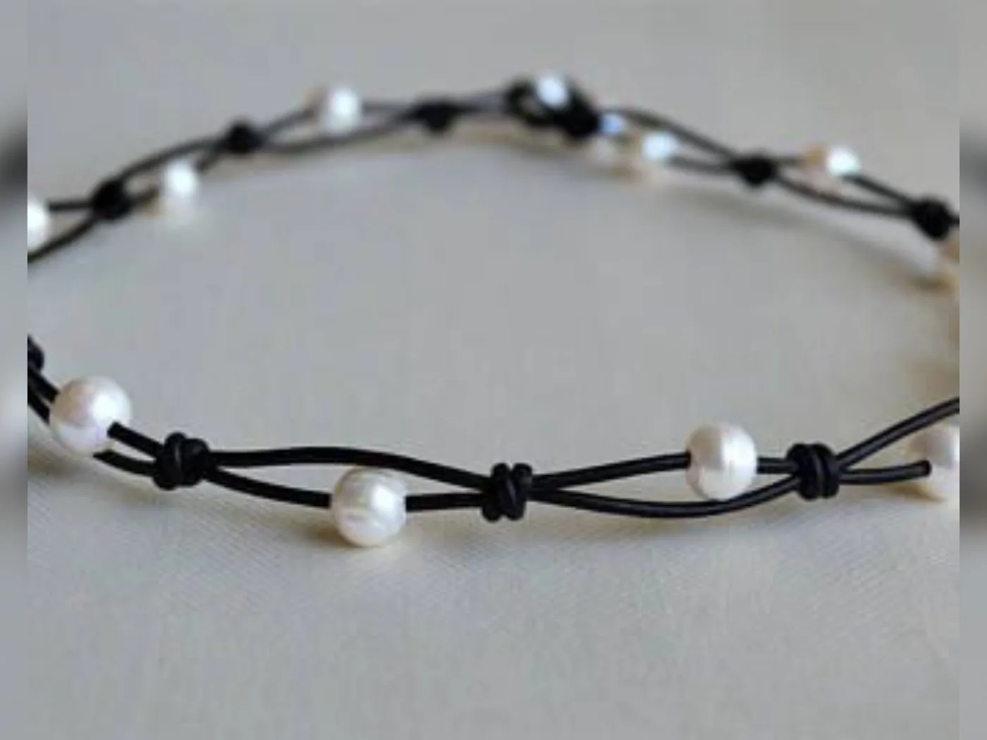 Pulsera de doble hilo y perlas blancas