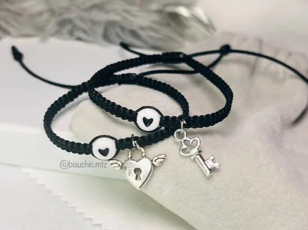 Pulseras tejidas con dijes compartidos de candado y llave