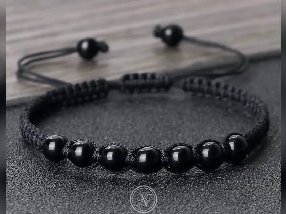 Pulsera negra tejida con perlas