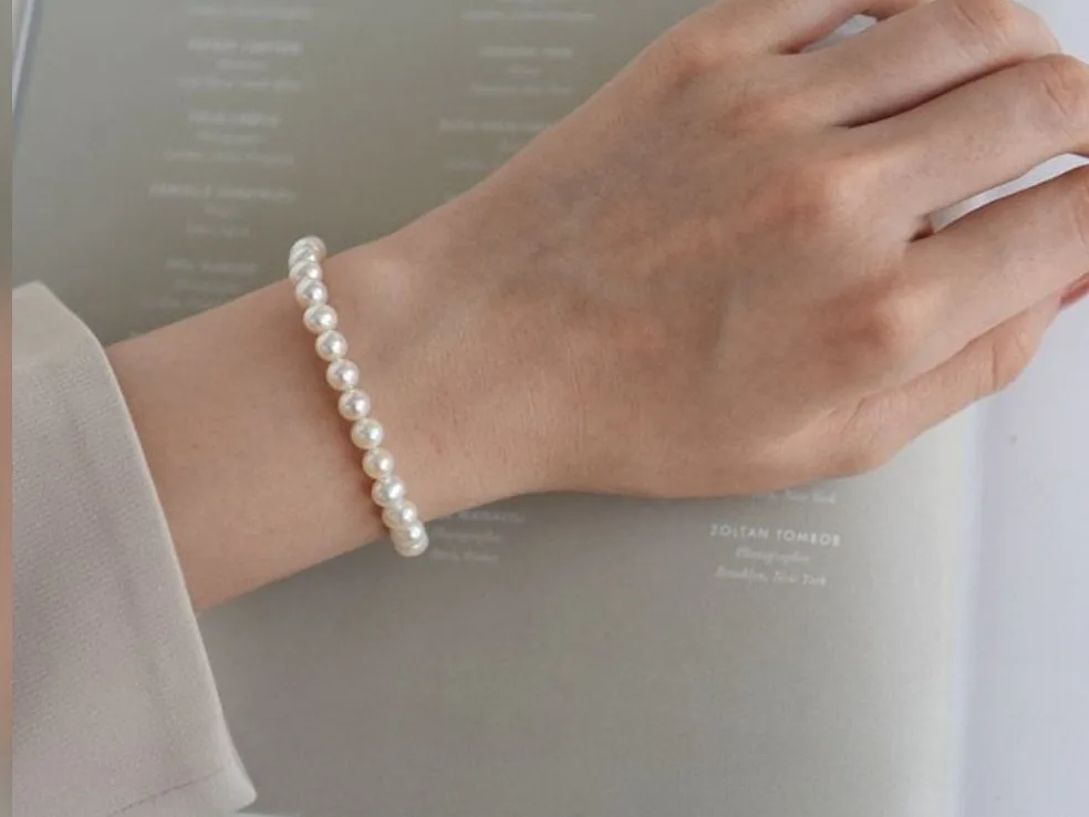 Pulsera de perlas blancas