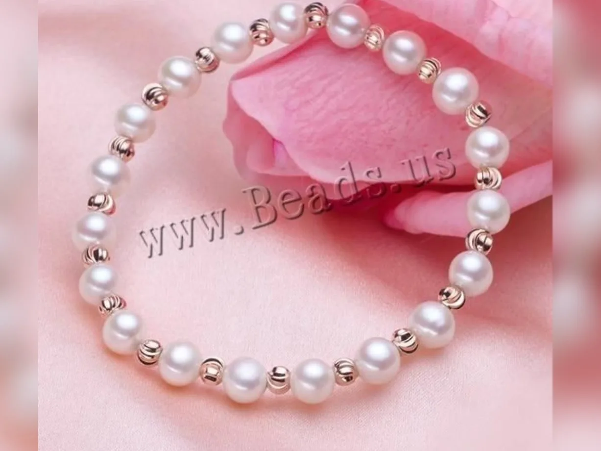 Pulsera de perlas blancas con borlas plateadas