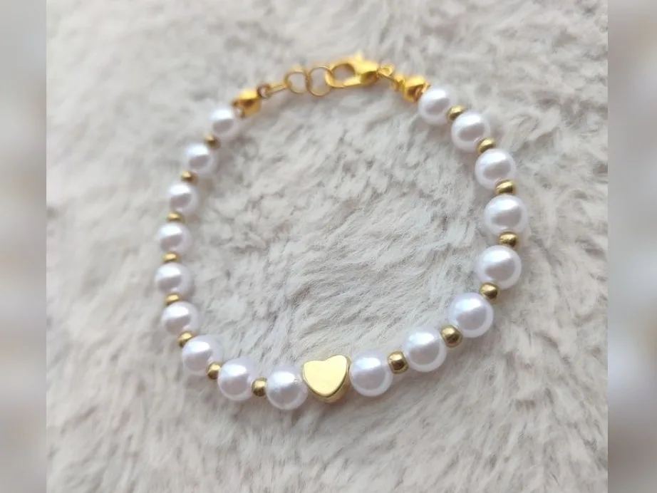 Pulsera de perlas blancas con detalle de corazón
