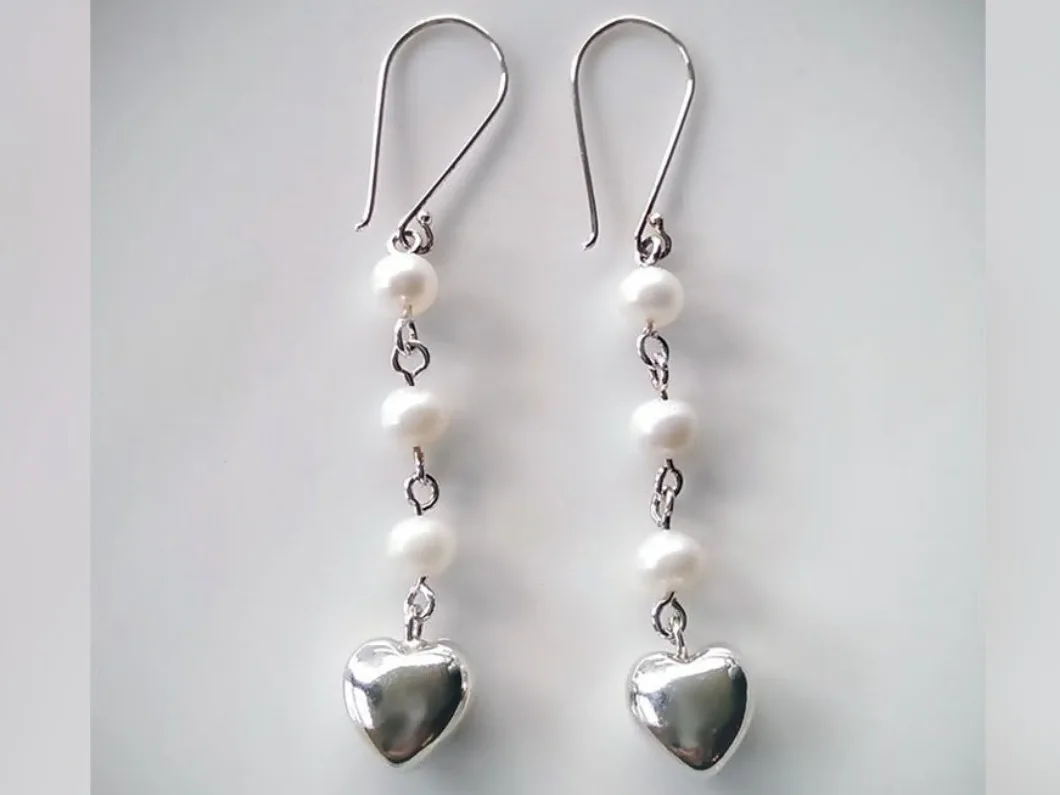 Perlas blancas y detalle de corazón