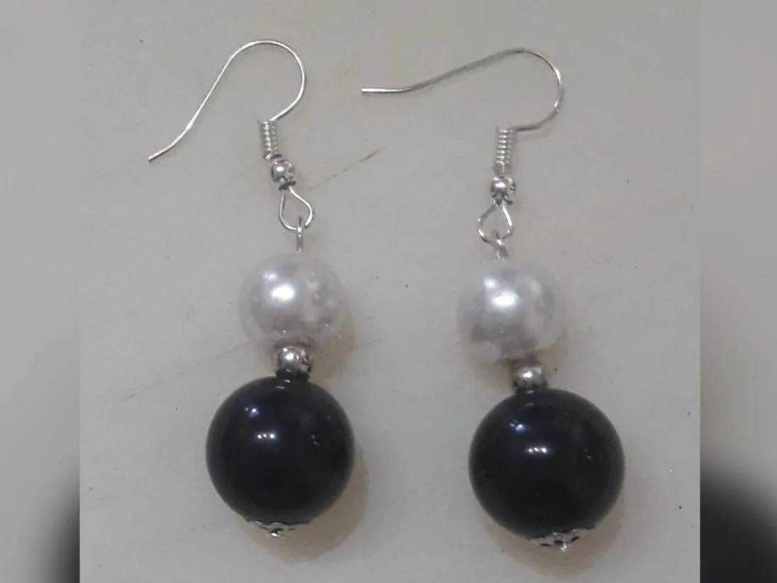 De perlas en blanco y negro