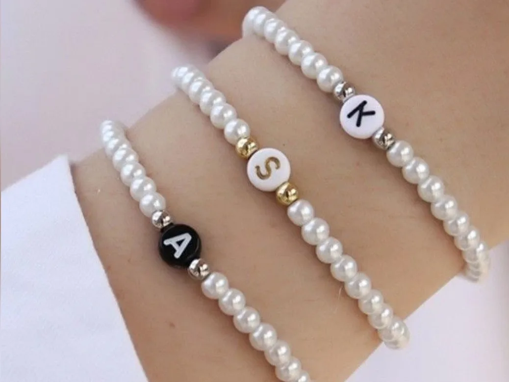 Pulseras de perlitas con iniciales